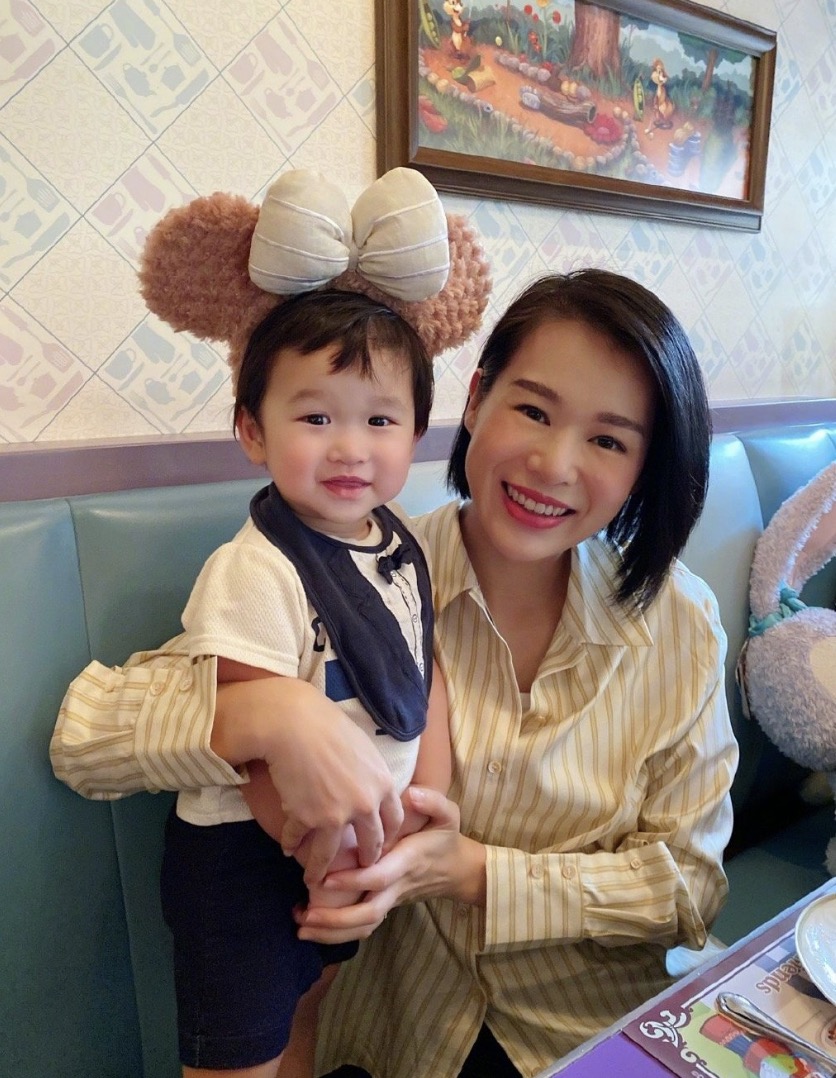 胡杏儿老公晒儿子吃早餐，Brendan双手托腮大眼睛灵动可爱