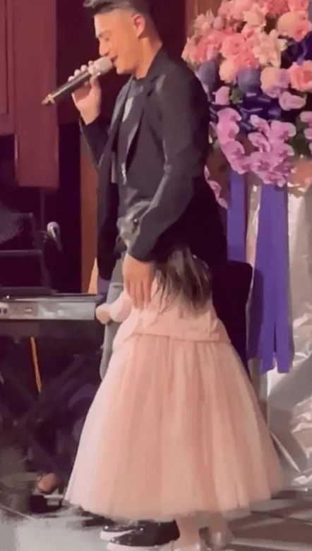 林心如晒下厨动态意外公开女儿声音，霍建华边等吃边陪小海豚玩