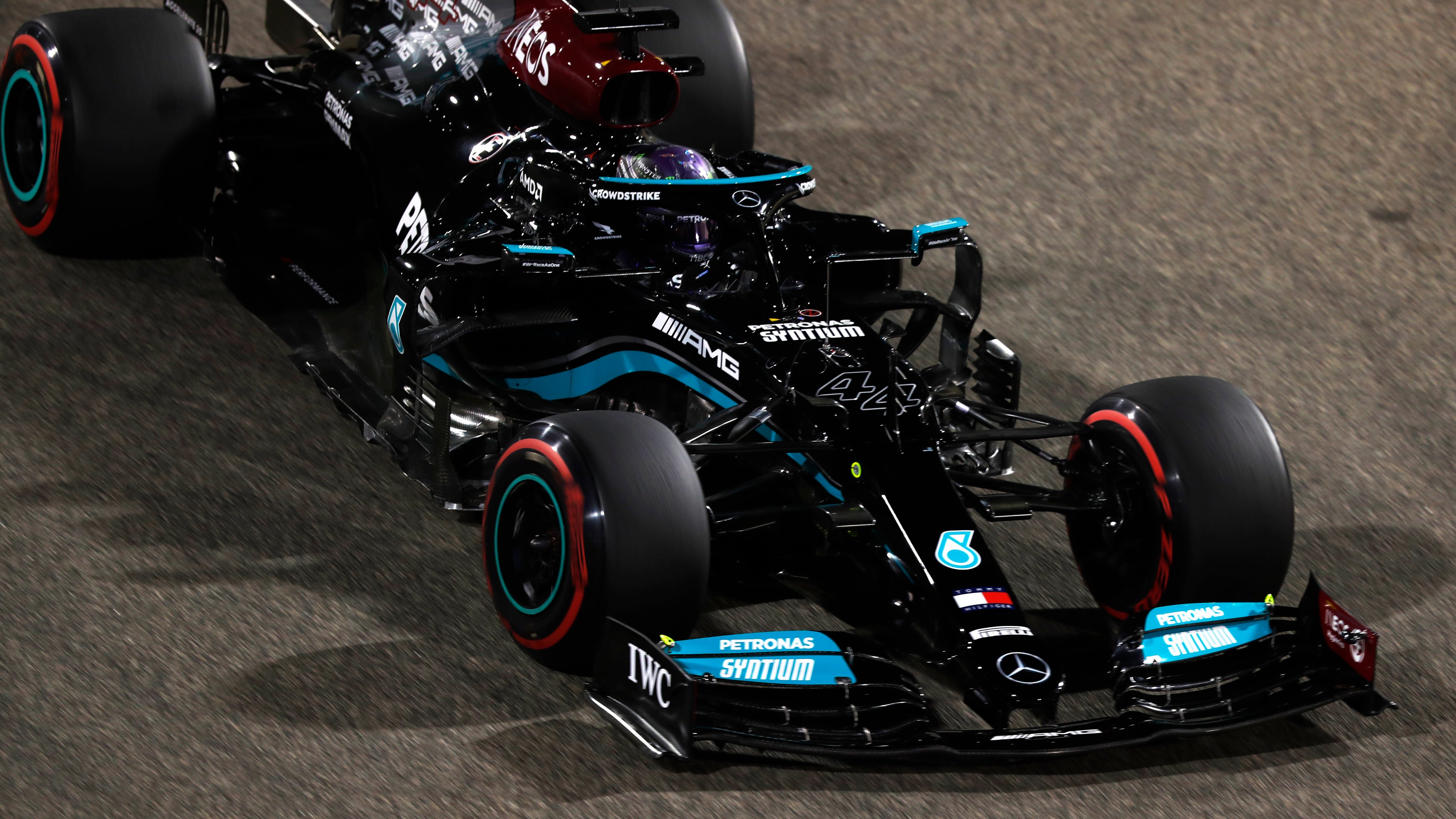 F1巴林站：汉密尔顿险胜维斯塔潘 奔驰F1终于寻到