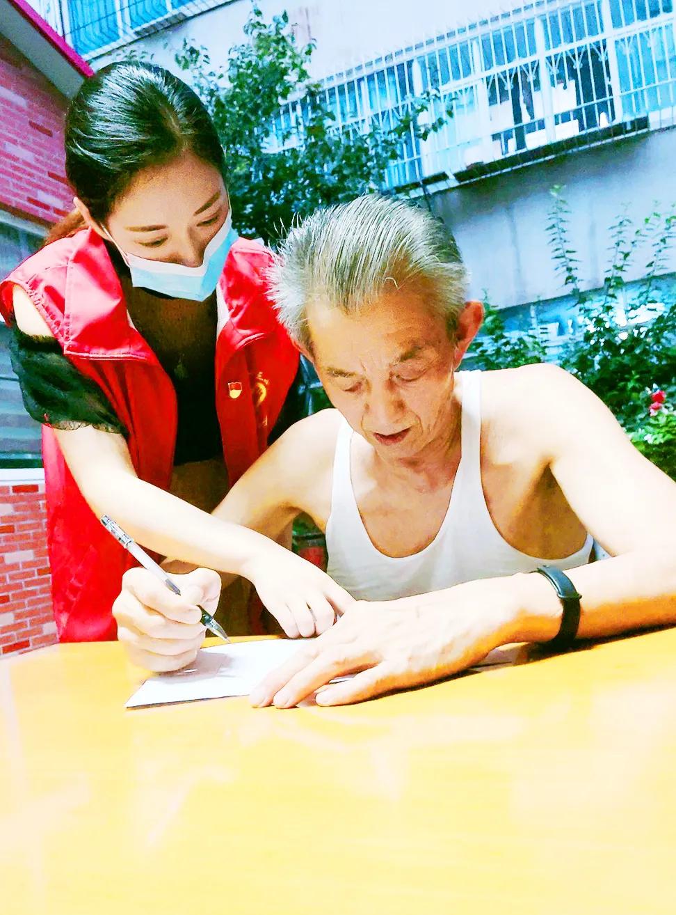 駐馬店市第二十三小學(xué)志愿者：開展疫情防控“敲門行動”