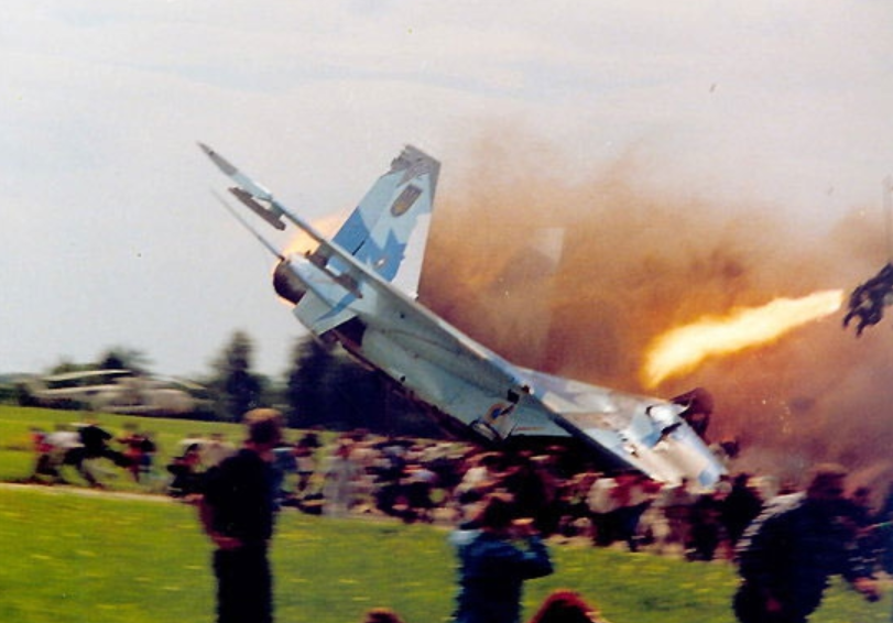 过分自信，美国飞行员驾驶轰炸机疯狂炫技，却