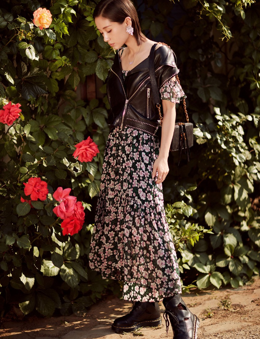 何超莲和窦骁走机场，穿条裙子就很显魅力，一