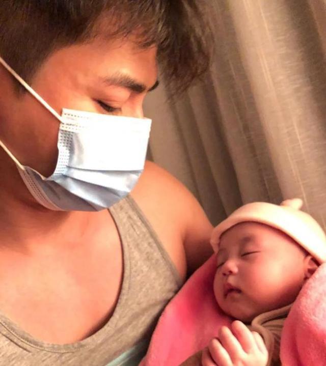 羅仲謙曬女兒，小珍珠眨巴眼睛粉嘟嘟，身體還沒爸爸手臂肌肉大