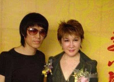 向华强能逼成龙下跪，打脸曾志伟，却不敢惹怒