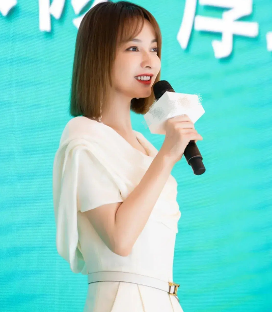 38岁吴昕瘦出新高度，生图曝光暴露真实状态，被