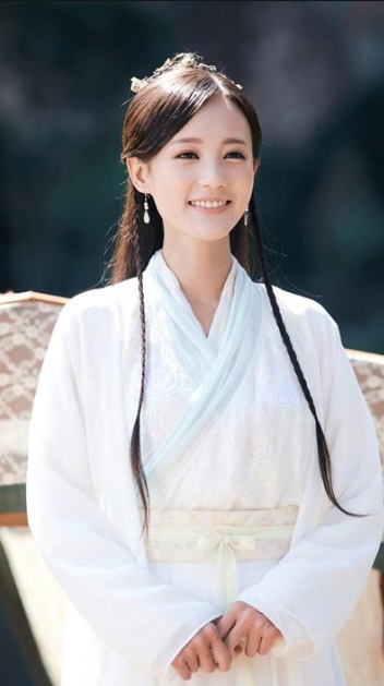 本是赵丽颖的替身，趁颖宝怀孕疯狂接戏，三年演了九个女一号