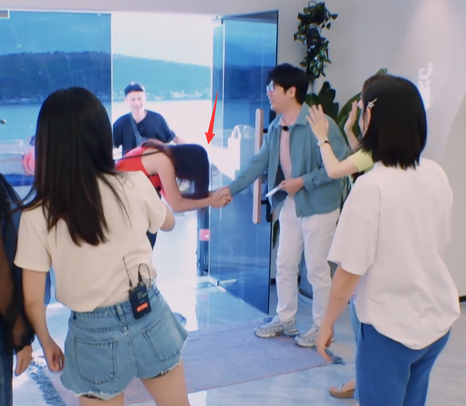 这就是艺术家修养，和蔡少芬握手时，郎朗这个动作太绅士