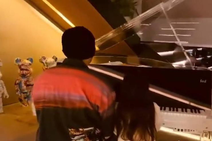 周杰伦女儿手写英文书！字迹工整内容浪漫，天王曾晒女儿弹琴作画