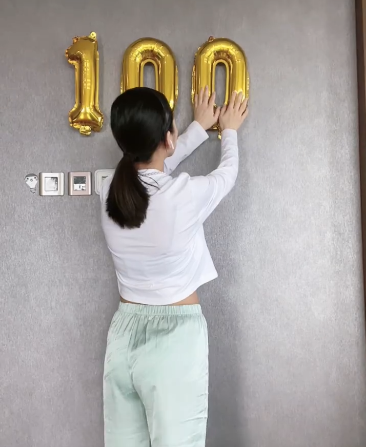 杜淳为女儿庆祝百日，王灿穿露脐装亮相，肚子上的赘肉太真实了