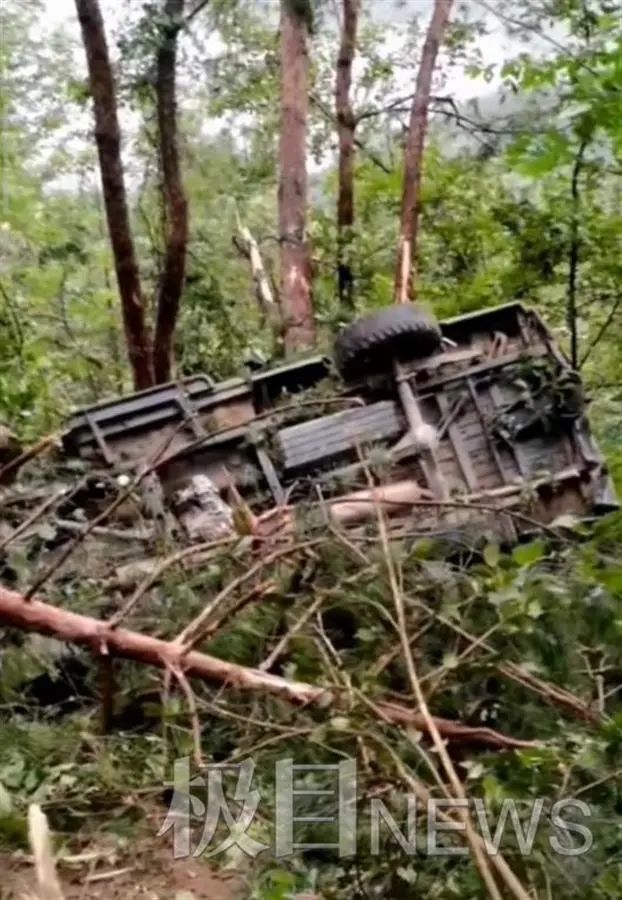 安徽一皮卡翻车坠崖，12人遇难：都在茶园打工，下雨提前回家，路上发生事故