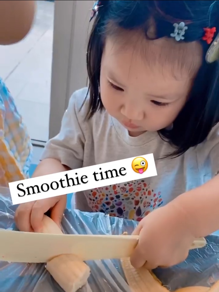 李亚男晒大女儿做饮品，天韵化身小厨娘有模有样，和妹妹太像了