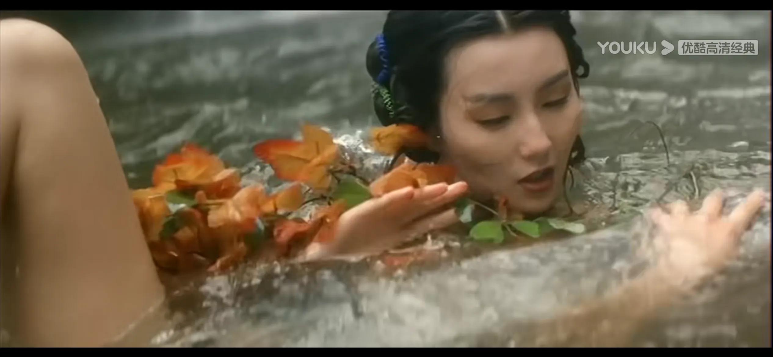 儿时《青蛇》5遍都没看明白，多年后才懂小青和法海在水里干的事