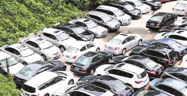 男子车位被保时捷霸占，车主声称有本事停车顶