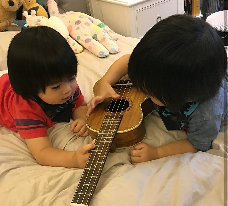 林志穎曬次子學烏克麗麗有模有樣，老三盯著哥哥眼神放空萌態足