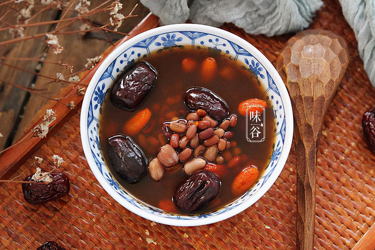 天凉了，聪明女人常喝这“五红汤”，营养易吸收，面如桃花好度秋