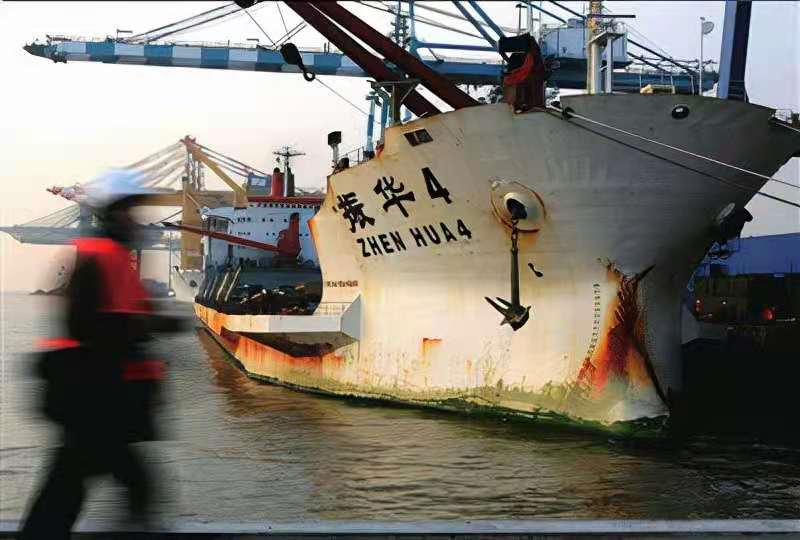 中国货船“振华4号”，英勇击退索马里海盗，他们是如何做到的？