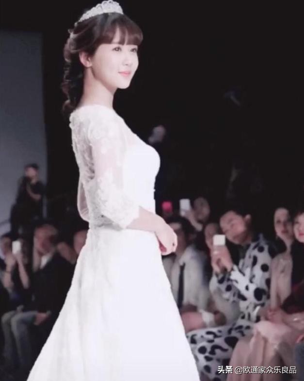 见过杨紫的西式婚纱照，美若天仙，再看看中式婚服，网友神评
