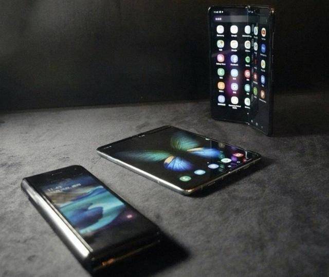 三星折叠手机上Galaxy Fold 2即将来临！骁龙865 5G，或不够7000元