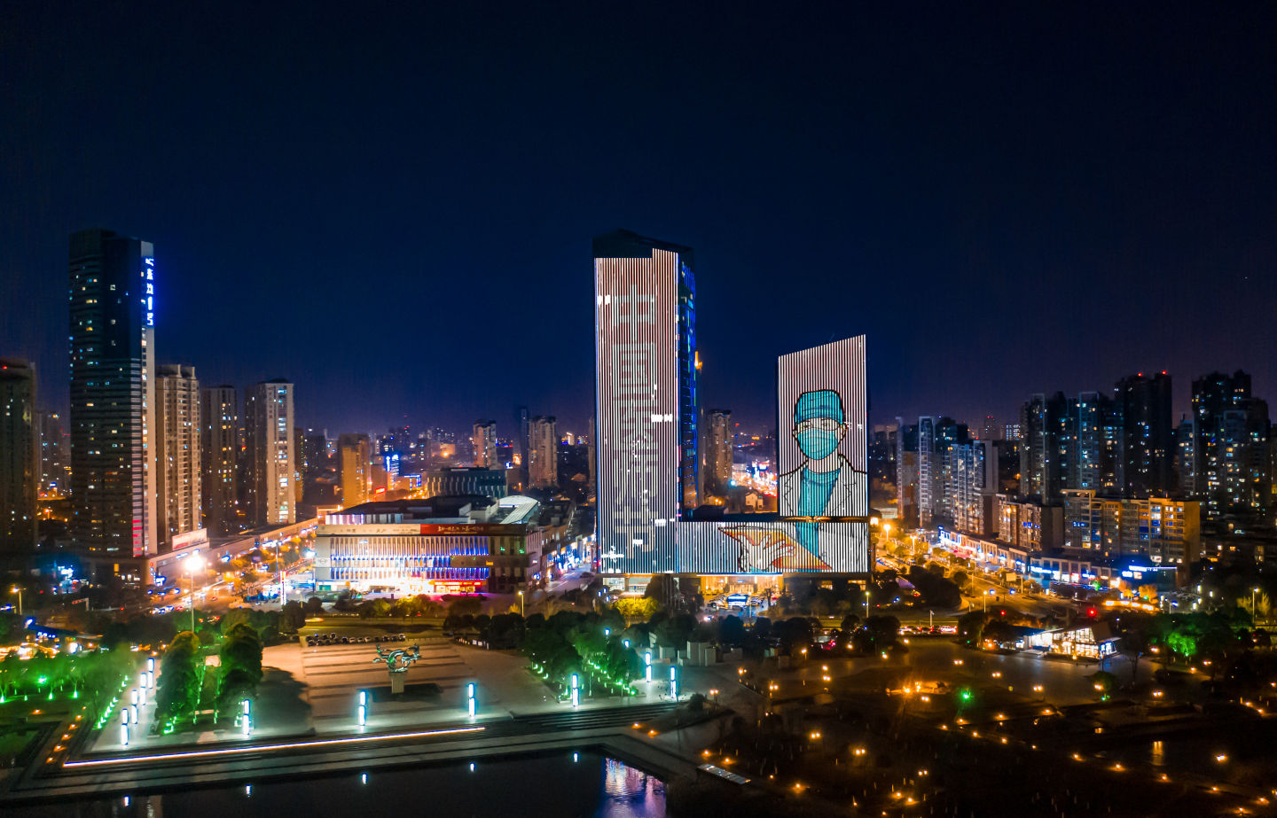 中国医师节｜致敬温暖！地标马克点亮城市联动公益灯光秀广告