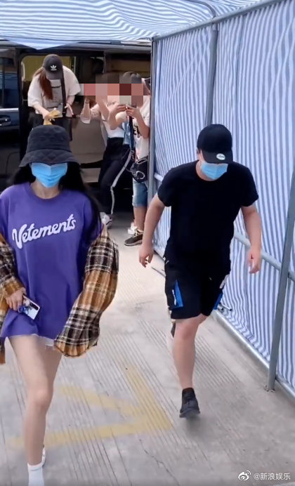 李現(xiàn)遇到代拍脾氣炸了，反觀楊冪被拍到大腿，處理上卻堪稱模板