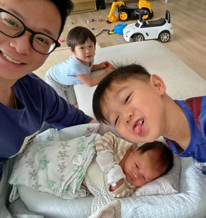 李乘德晒照为三胎儿子庆祝百日，胡杏儿隔空出镜，奕宏神态像奕霆