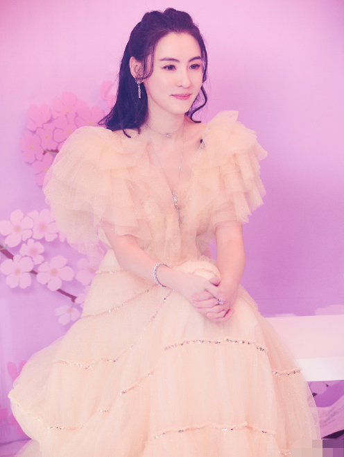 Humble of king of Xie Ting sharp edge pulls a hand to return abode together, zhang Baizhi busy job does not forget to accompany a son, parental difference is big