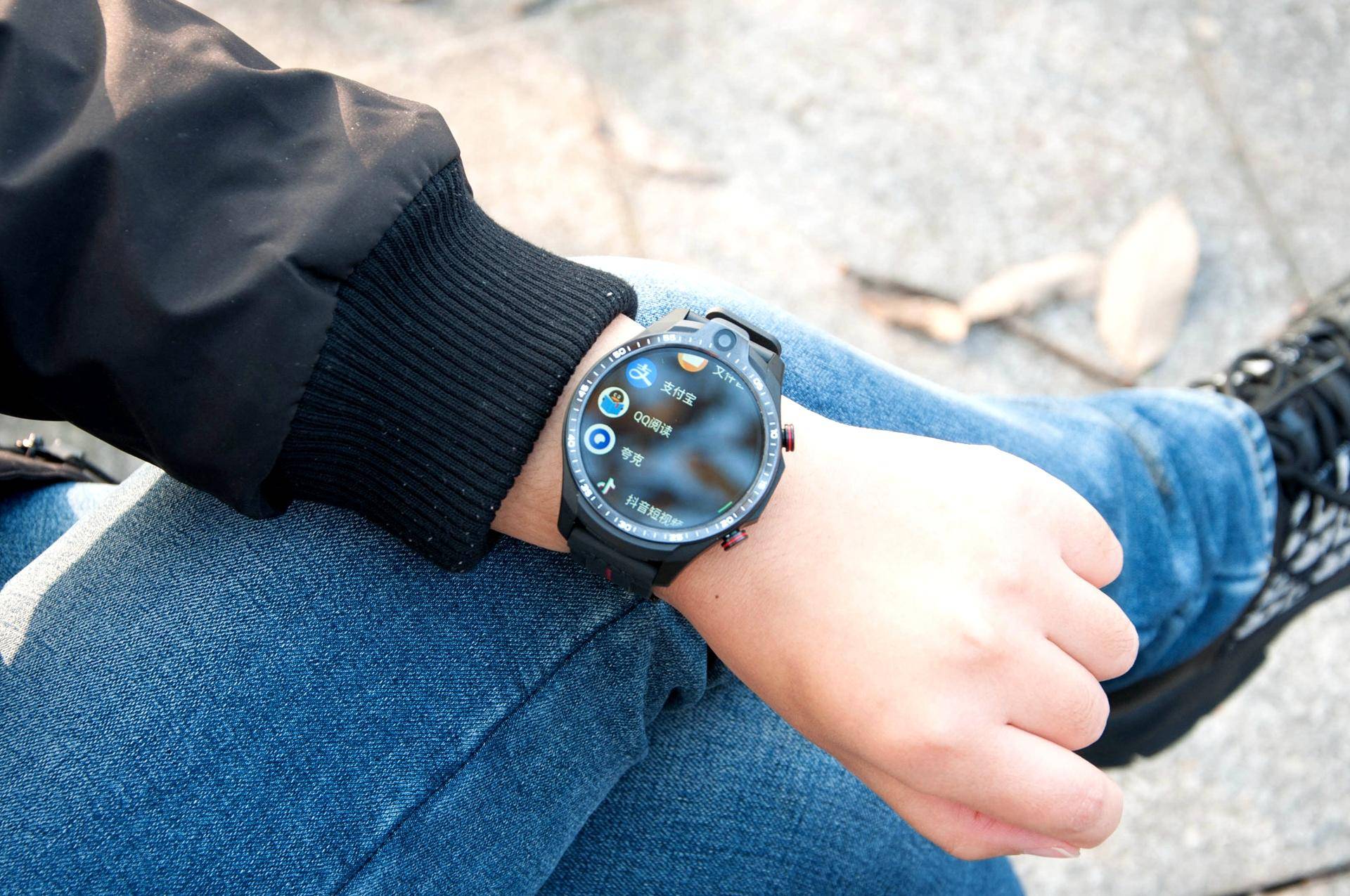 Jeep黑骑士智能手表：高清双摄独立通话，自带64G超大空间