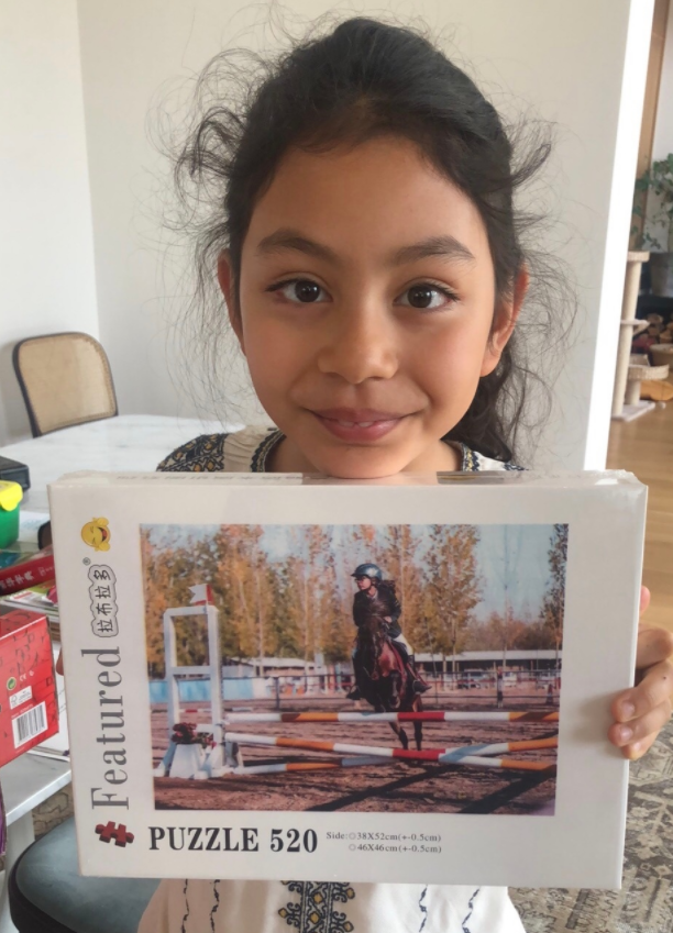 劉燁妻子曬女兒九歲生日照，雙眼有神皮膚黑，一對兔牙搶鏡