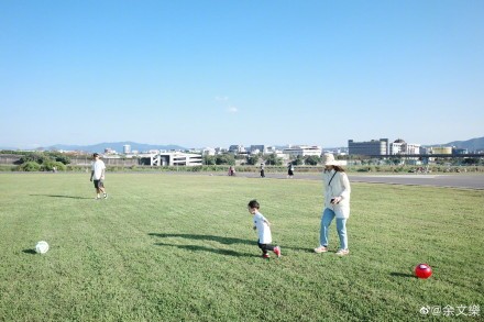 余文樂帶妻兒出門遊玩，寵溺看老婆打球，兒子發脾氣兩人半蹲輕哄