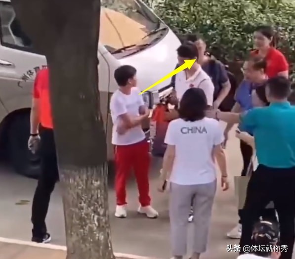 全红婵耍大牌，拒绝合影？破案了，征得何教练同意后，她主动签名