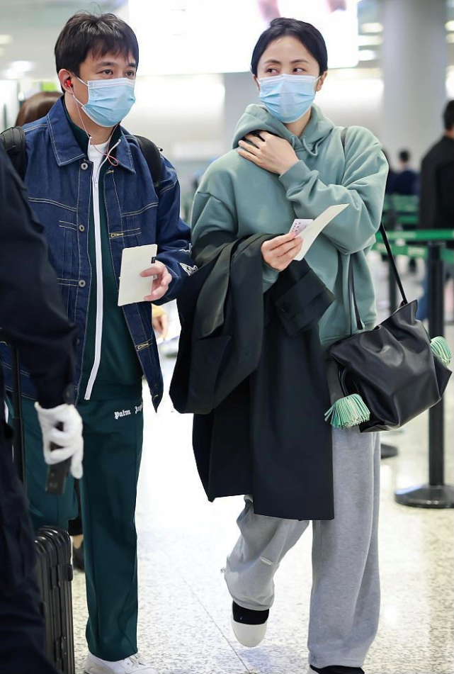 黄磊夫妇合体现身，黄磊“穿校服”背双肩包成