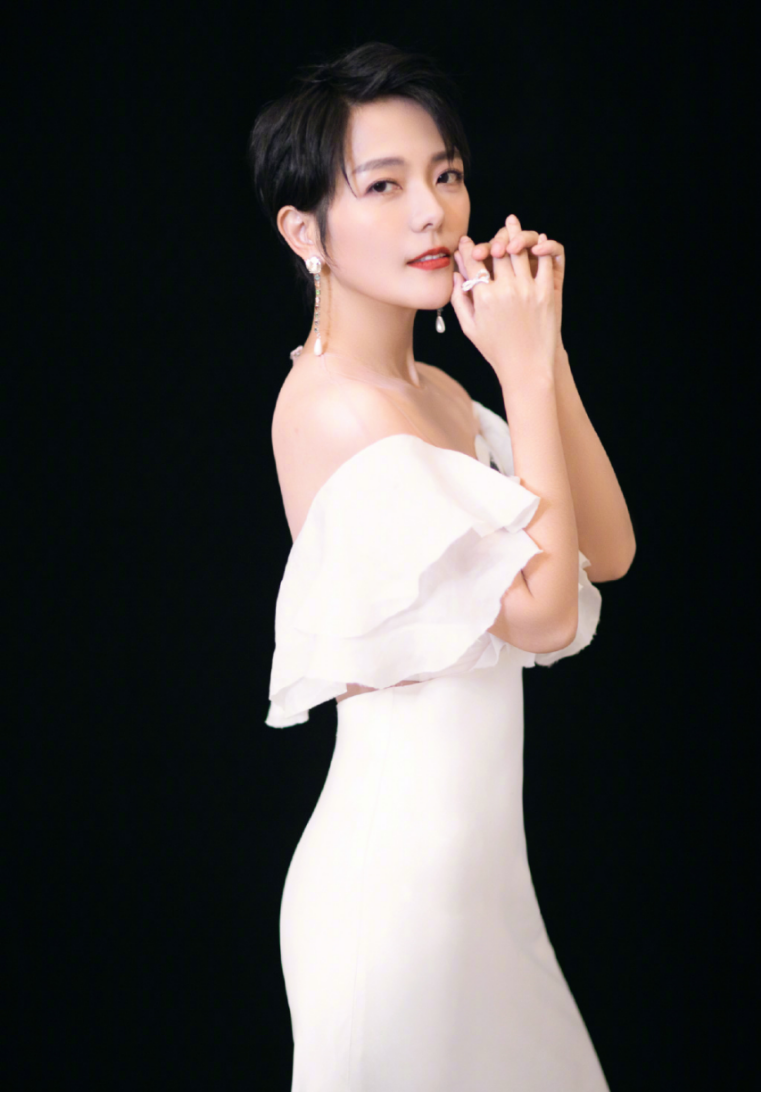 汪涵的妻子藏的真深，穿身“丝滑裙”真招摇，