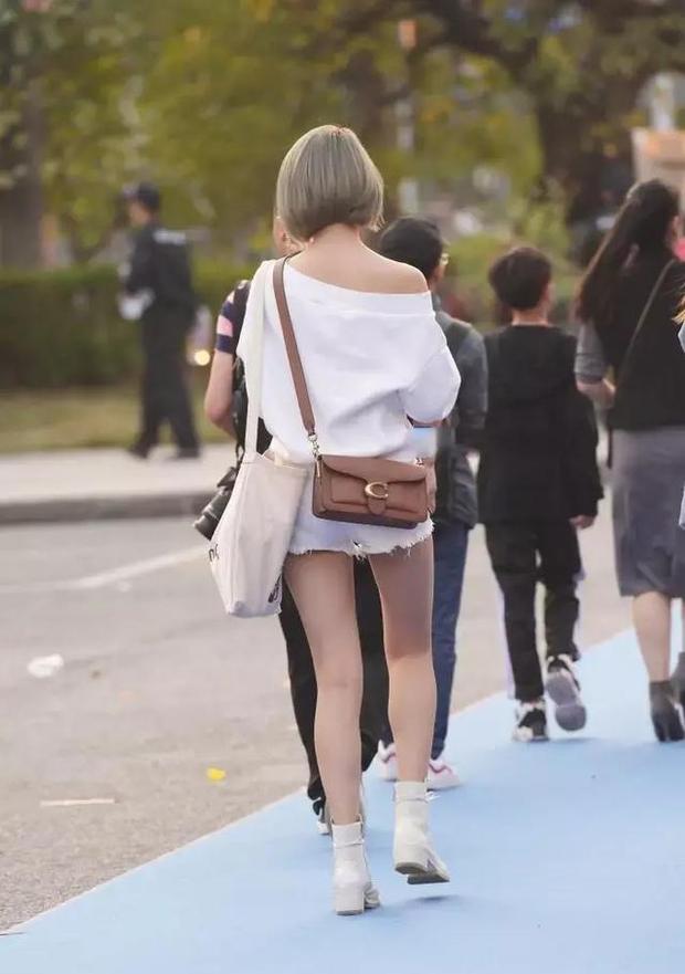 淺藍色打底褲搭配時尚上衣 好看甜美 穿出統一感 將軍令信陽毛尖 Mdeditor