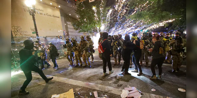 不沟通就直接动手!美国“起义军”爆发骚乱,警方滥用武力驱散人群