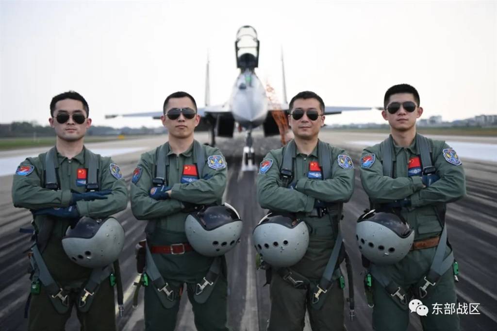 解放军最年轻“金头盔”飞行员亮相，2018年驾驶歼-16首战一举夺魁