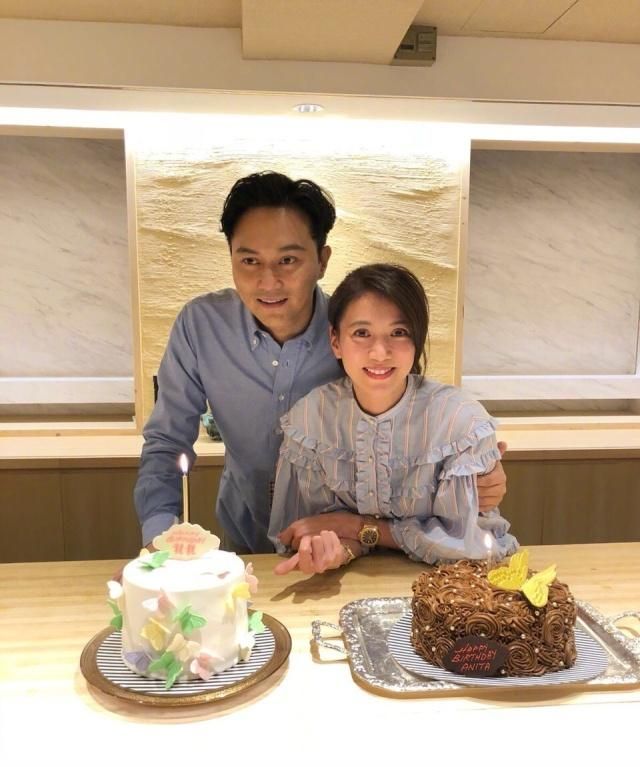 48岁袁咏仪亮相活动，露肩裙配高马尾气质减龄，未修图美得好真实