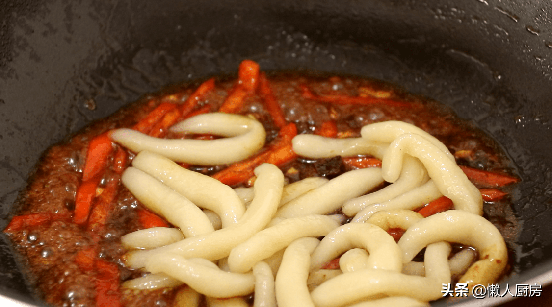 土豆别再炖肉了，教你一个新吃法，好吃到停不下来，比吃肉香