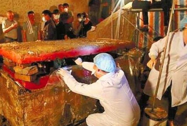 清代女子难产昏厥，误认已死封棺安葬，200年后