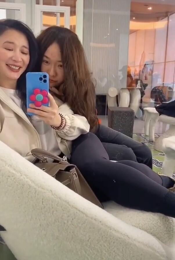 霍思燕和熊乃瑾素顏出鏡，披頭散發不惜扮醜，杜江火速上線表白