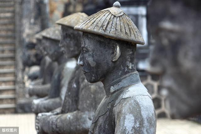 古代皇帝下葬后，地宫墓门反锁，最后一个修墓工是怎样逃出来的？
