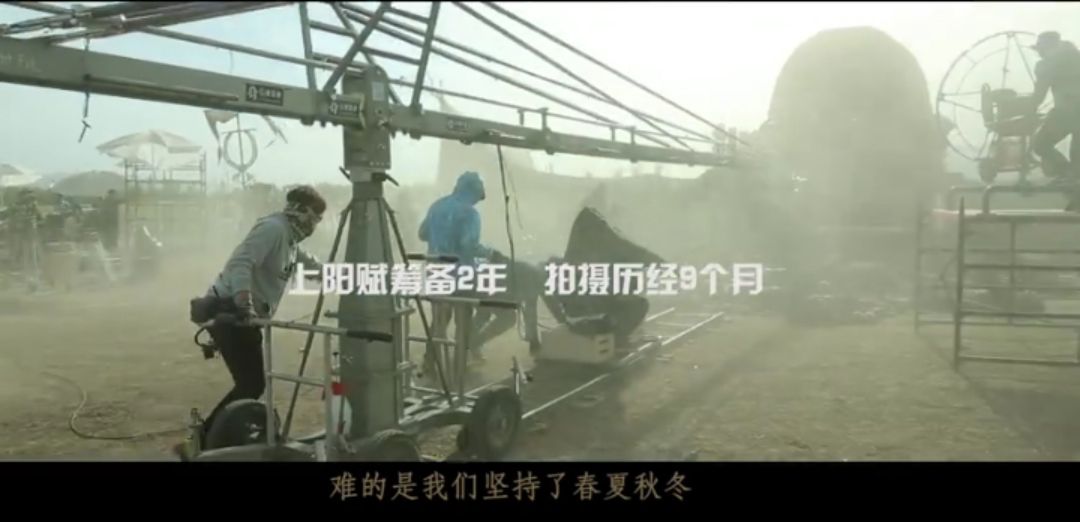 心疼49岁于和伟，与67岁赵雅芝演夫妻，哄着41岁