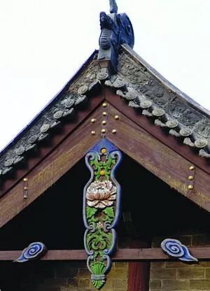 悬鱼装饰中的器物纹大多是花瓶,花篮等人造的实用器物图案.