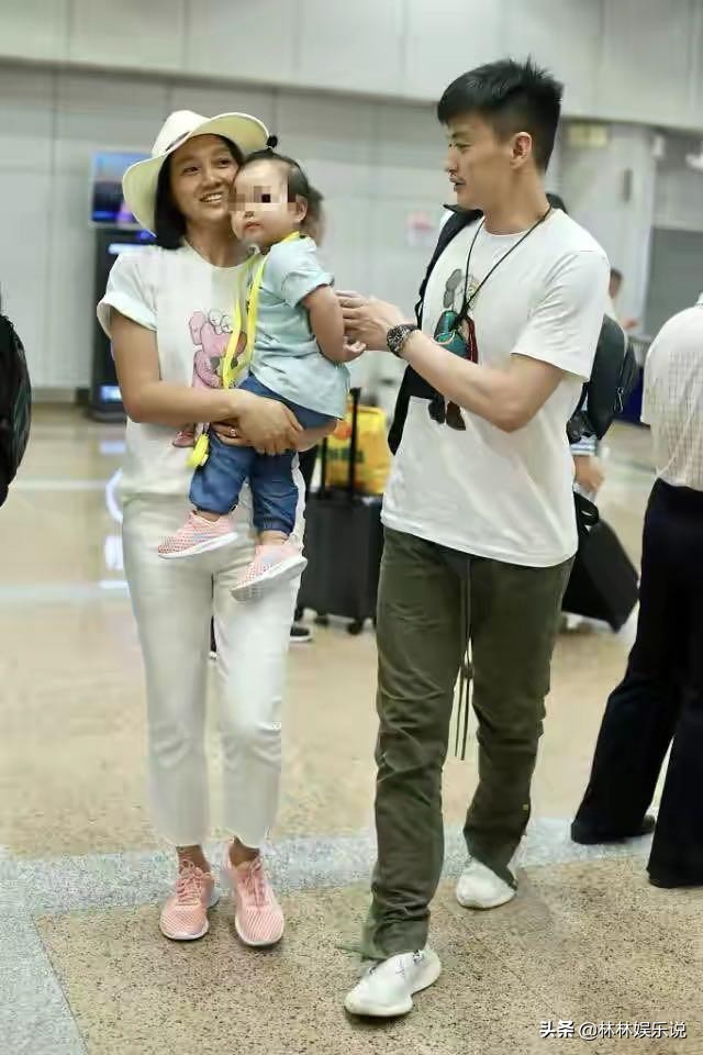 朱丹素颜现身机场，全家肤色成为亮点，周一围