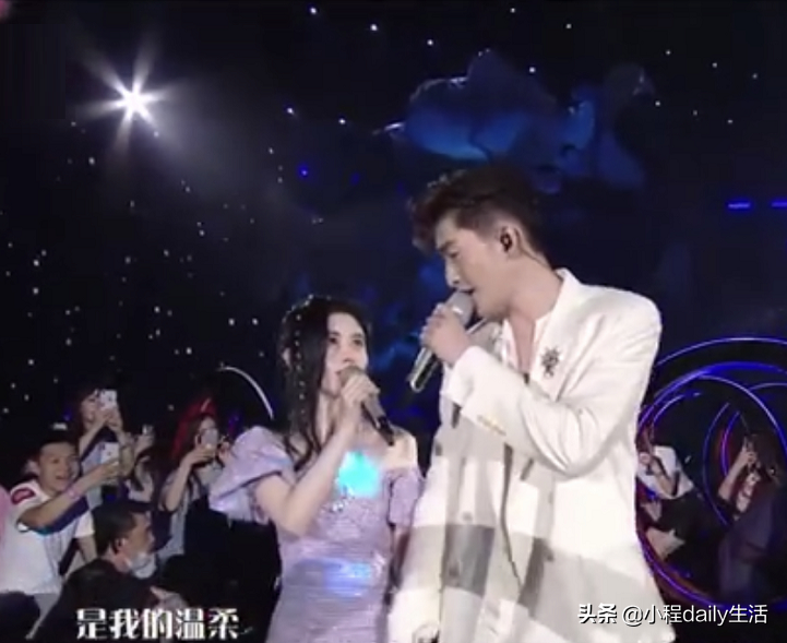 张翰鞠婧祎相拥演技被赞，“手势”暴露单身习