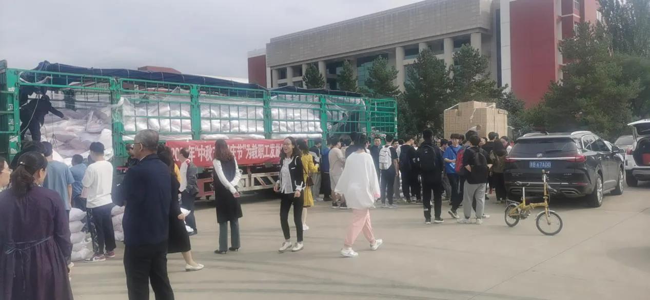 大同大学组织2021年消费扶贫在“中秋、国庆”为教职工送上慰问品活动