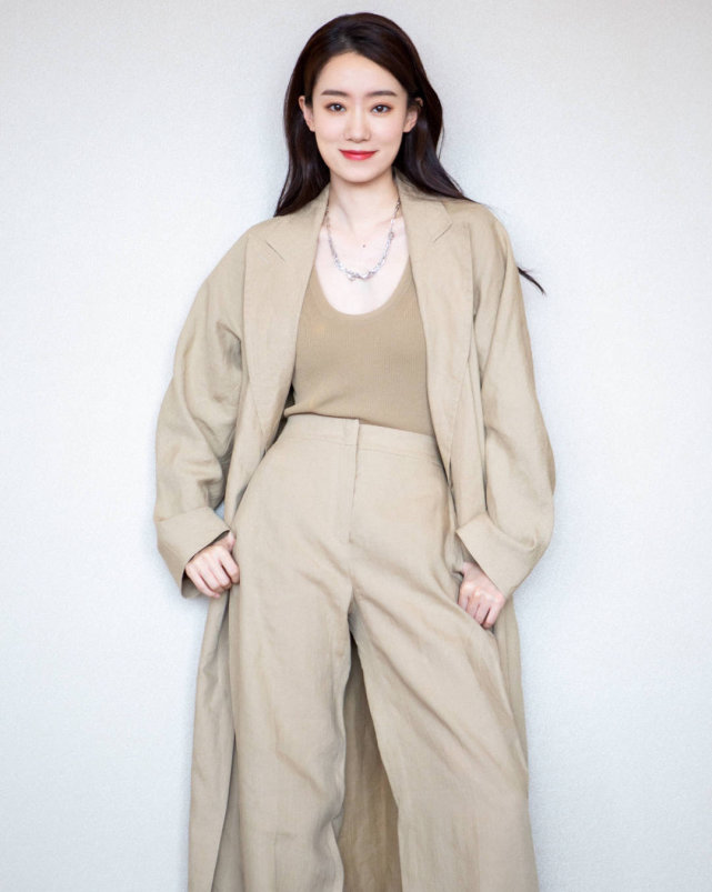 服装|张小斐路演服装品牌变化 网友直呼红气养人气场更强大了