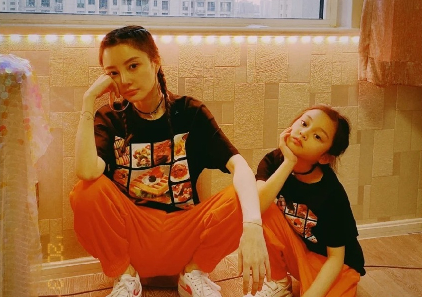 女漢子小甜馨長大了！ 李小璐曬親子旗袍照，也有點大家閨秀氣質了