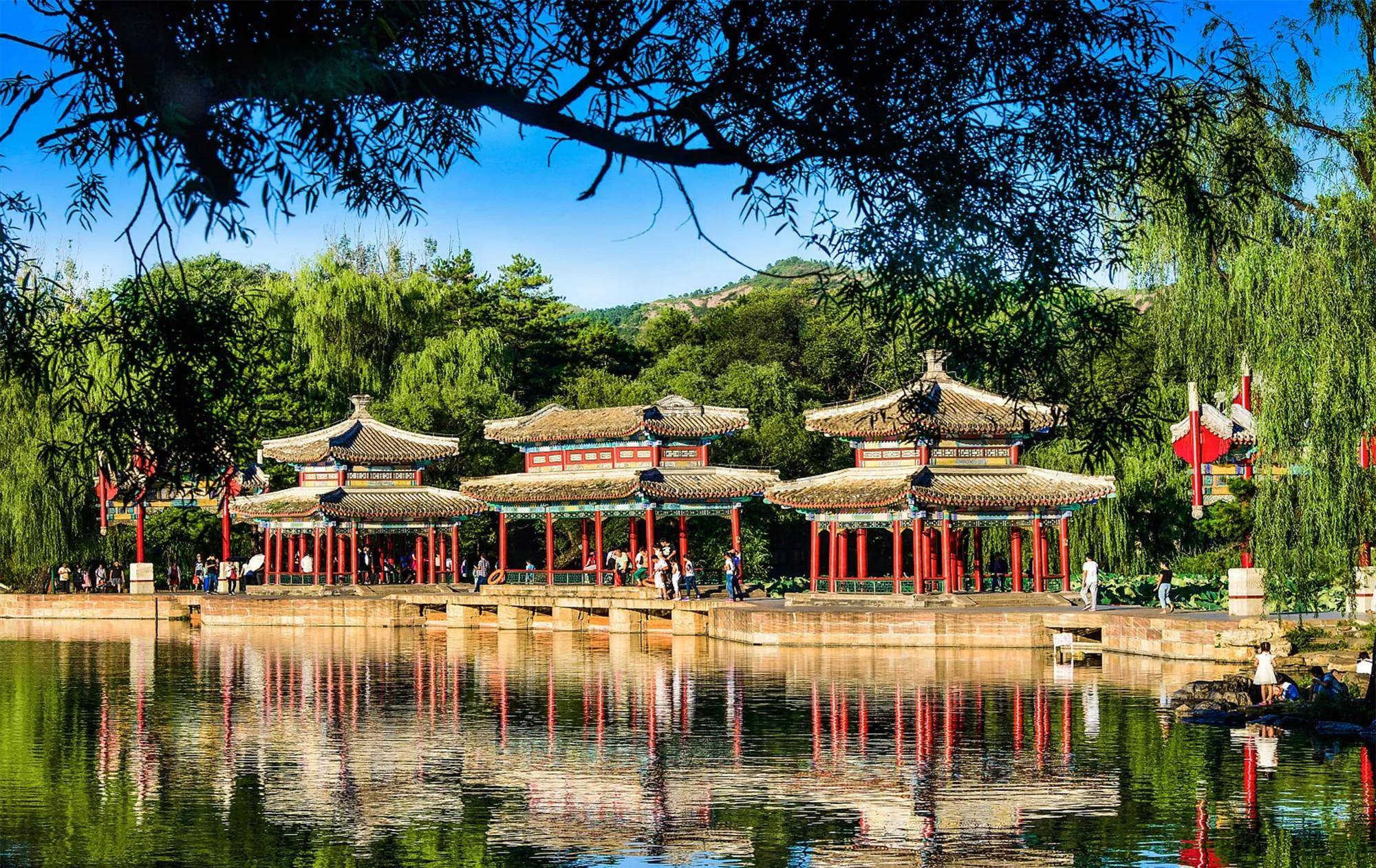 扩建热河水宫,在累墙东挖筑了银湖和镜湖,遂使水闸由累墙变成了湖心