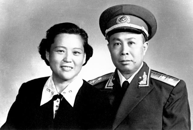 这个中将一扁担打死土匪，人称“萧诸葛”，飞