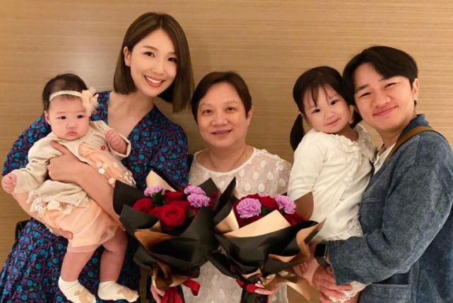 王祖蓝晒全家福庆父亲节，还下厨给李亚男做美食，夫妻俩热吻甜齁